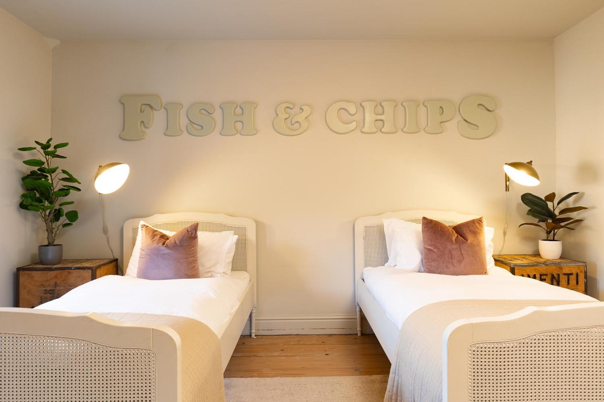 Stylish Seaside Home With King Beds And Parking Scarborough Exterior photo